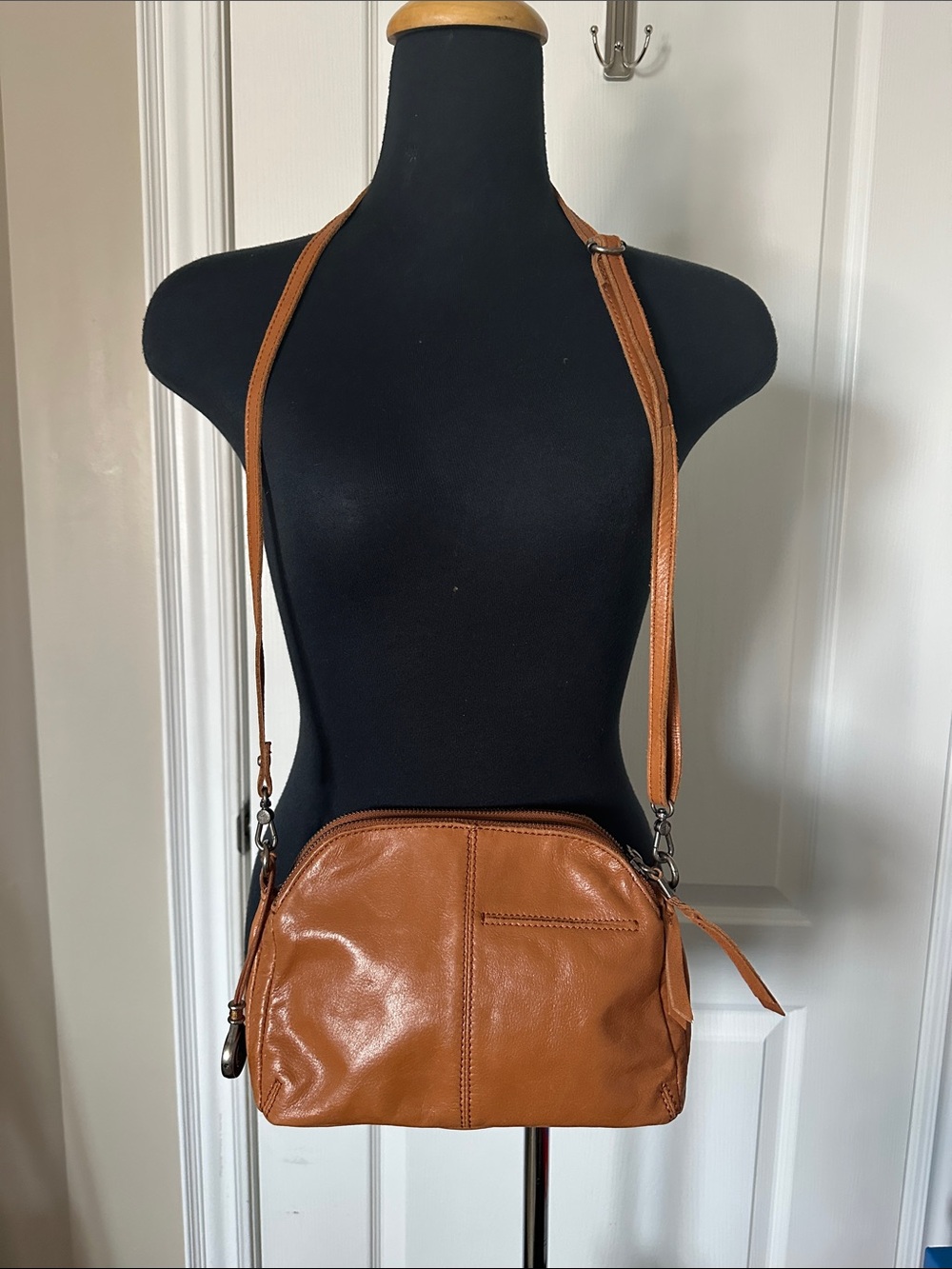 The Sak Cognac Leather Crossbody Bag in excellent condition multiple pockets